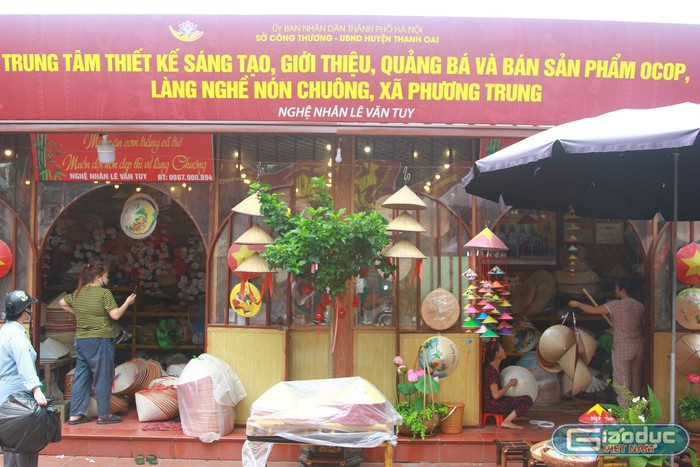 Le stand d'exposition et de présentation des produits de chapeaux de la famille de l'artisan Le Van Tuy. Photo : Manh Doan. Le stand d'exposition et de présentation des produits de chapeaux de la famille de l'artisan Le Van Tuy. Photo : Manh Doan.