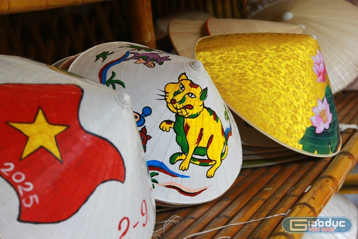 Des chapeaux aux motifs variés et attrayants. Photo : Manh Doan. Des chapeaux aux motifs variés et attrayants. Photo : Manh Doan.