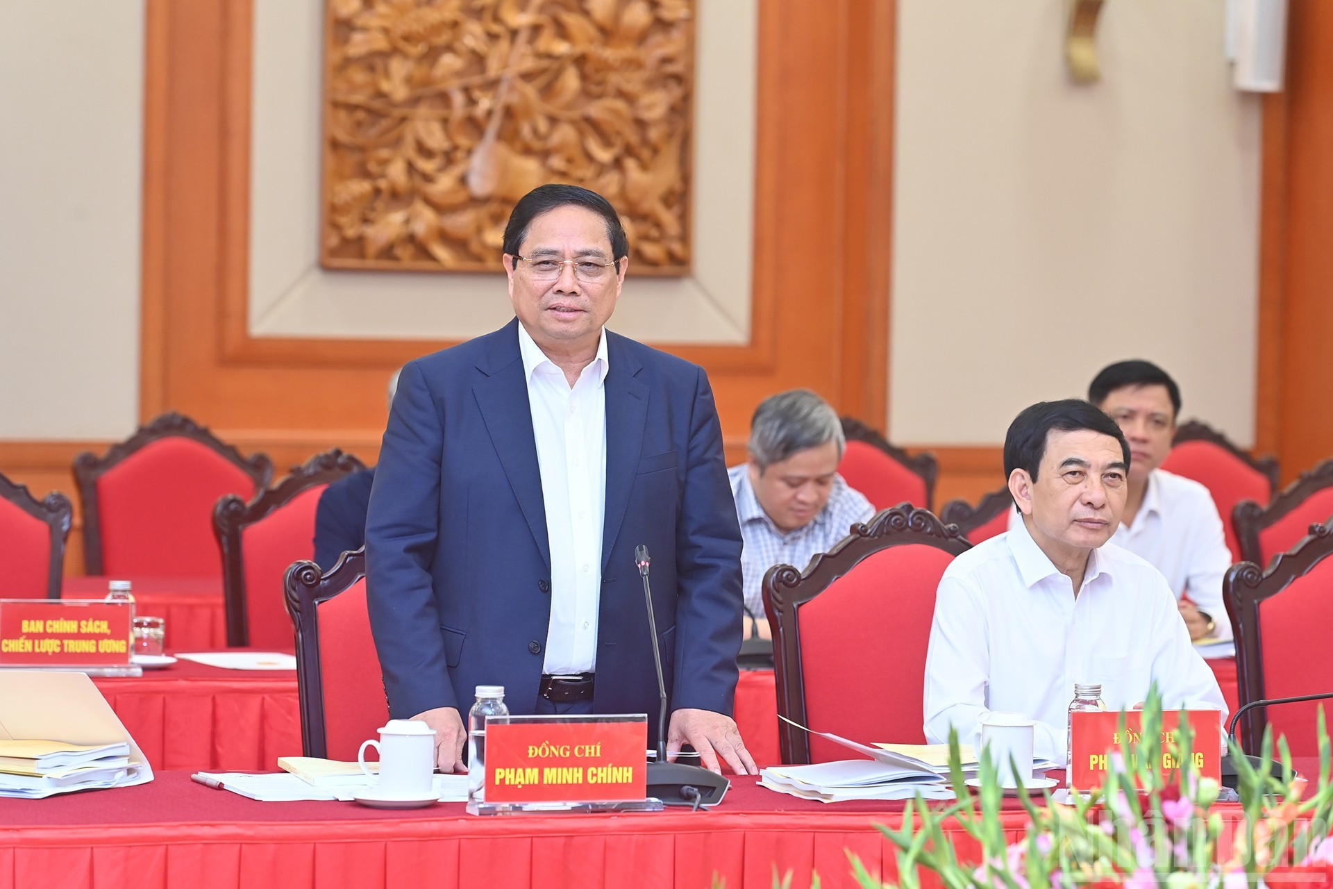 Le camarade Pham Minh Chinh, membre du Bureau Politique, secrétaire du Parti auprès du gouvernement et Premier ministre, prenant la parole lors de la séance de travail. Le camarade Pham Minh Chinh, membre du Bureau Politique, secrétaire du Parti auprès du gouvernement et Premier ministre, prenant la parole lors de la séance de travail.