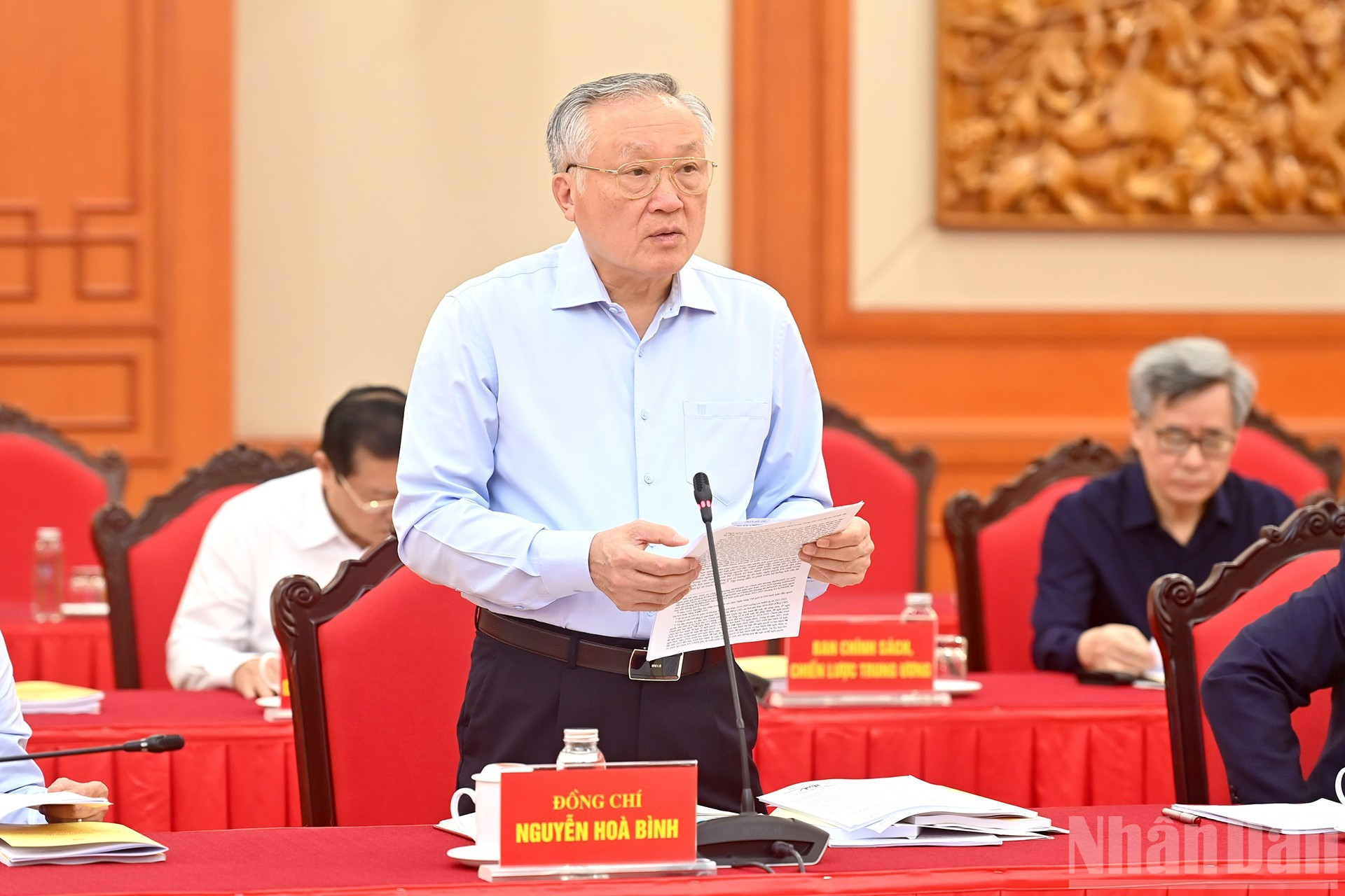 Nguyen Hoa Binh, membre du Bureau Politique et vice-Premier ministre permanent, présentant son rapport lors de la séance de travail. Nguyen Hoa Binh, membre du Bureau Politique et vice-Premier ministre permanent, présentant son rapport lors de la séance de travail.
