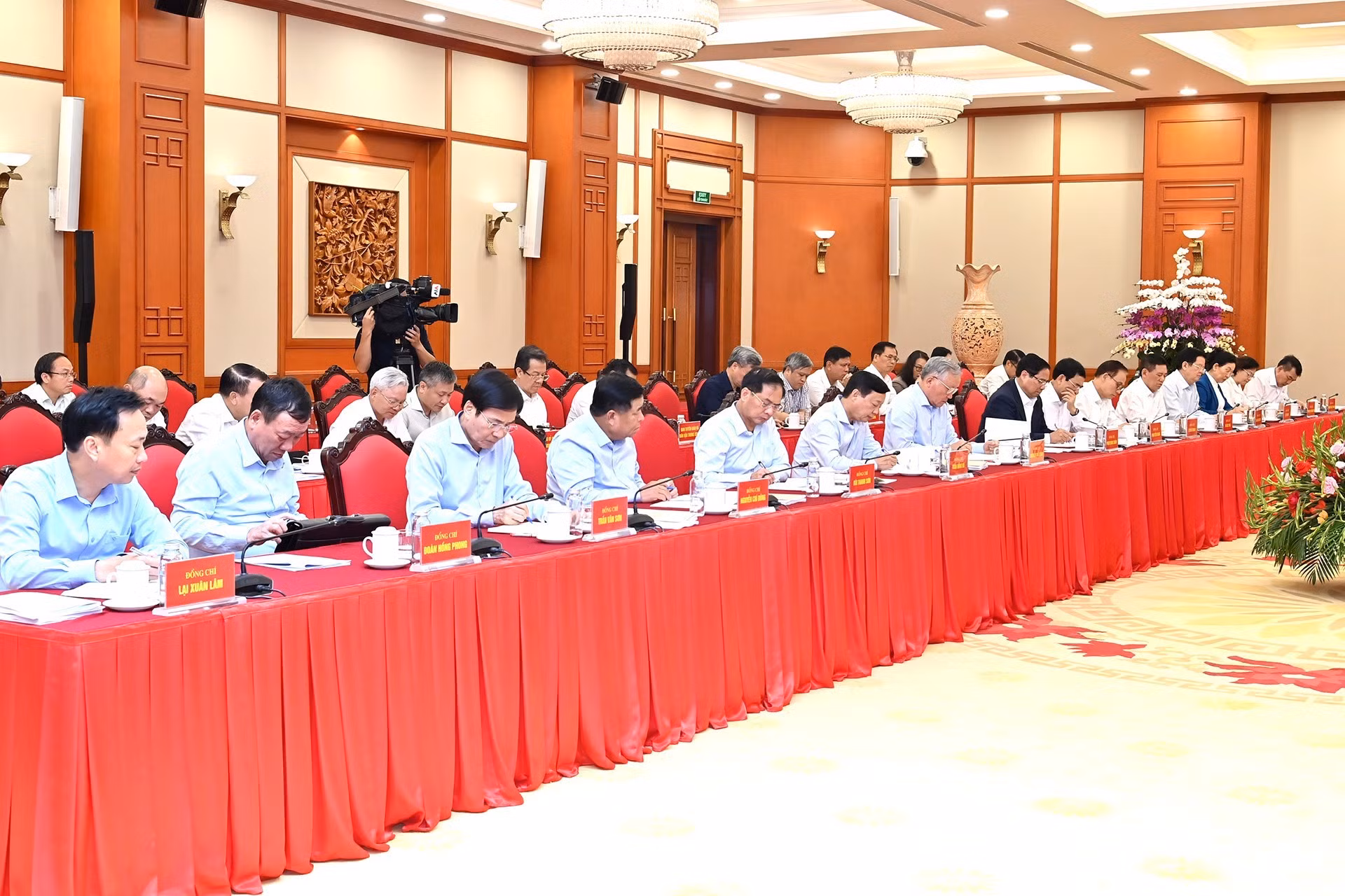 Le Comité permanent du Parti auprès du gouvernement participant à la séance de travail.