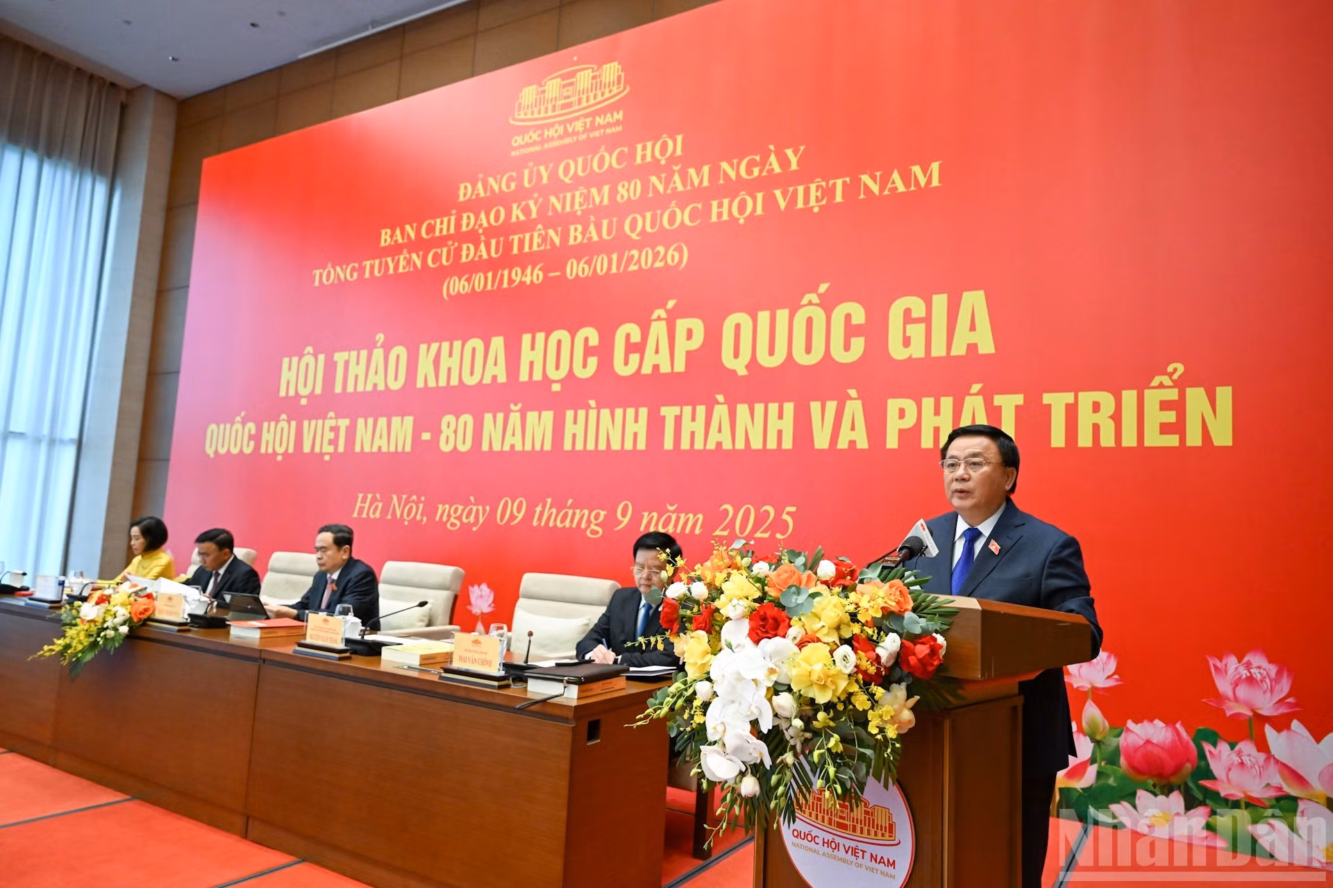Nguyen Xuan Thang, directeur de l’Académie nationale de politique Ho Chi Minh et président du Conseil central de la théorie, présentant le rapport introductif du colloque.