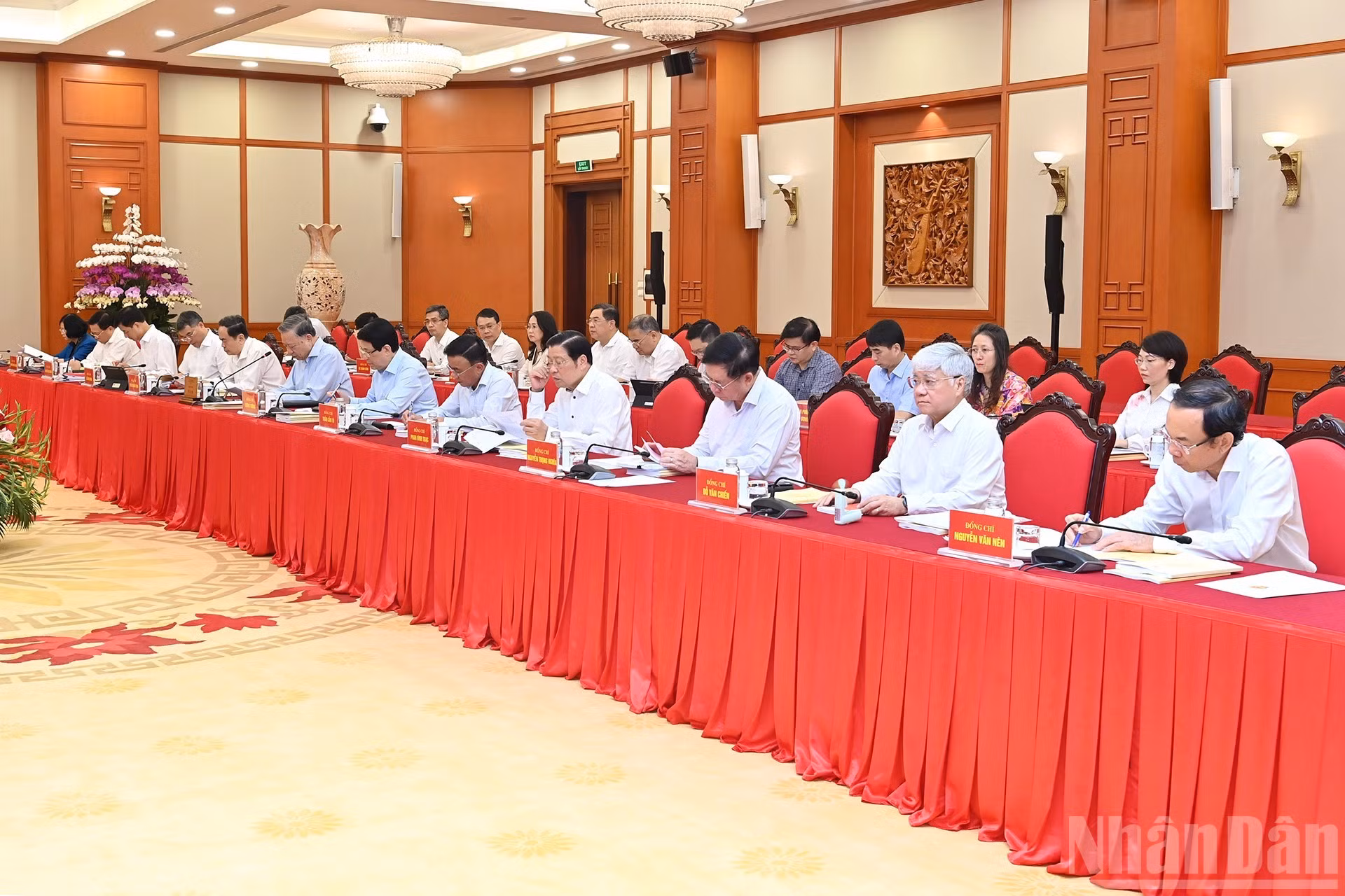 L’ensemble du Bureau Politique assistant à la séance de travail avec le Comité permanent du Parti auprès du gouvernement.