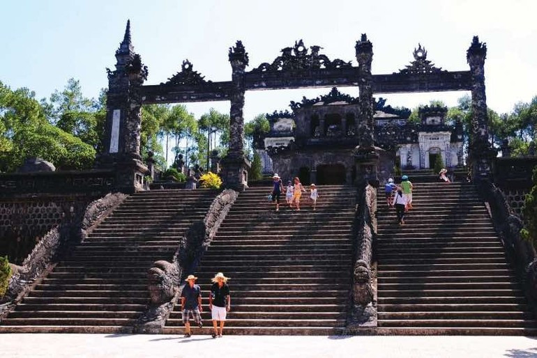Nguyen An Thi (États-Unis) – Touristes en visite au tombeau de Khai Dinh (Tourists visit Khai Dinh Tomb). Nguyen An Thi (États-Unis) – Touristes en visite au tombeau de Khai Dinh (Tourists visit Khai Dinh Tomb).