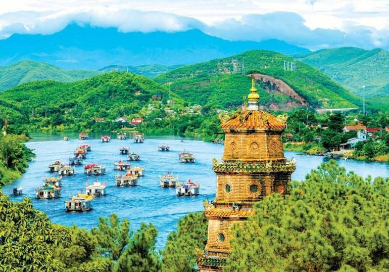 Le Dinh Hoang (Vietnam) – La rivière des Parfums lors de la fête du Palais Hue Nam (Perfume River on Hue Nam Palace Festival). Le Dinh Hoang (Vietnam) – La rivière des Parfums lors de la fête du Palais Hue Nam (Perfume River on Hue Nam Palace Festival).