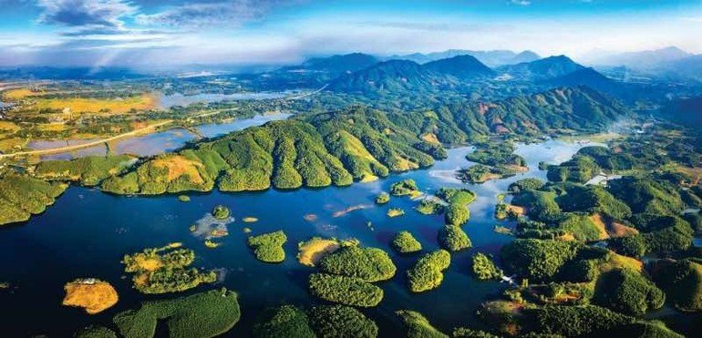 Do Thu Quyen (Vietnam) – Lac Van Hoi – Phu Tho (Van Hoi Lagoon – Phu Tho). Do Thu Quyen (Vietnam) – Lac Van Hoi – Phu Tho (Van Hoi Lagoon – Phu Tho).