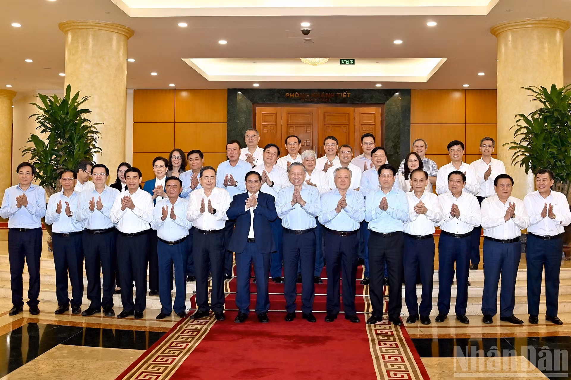 Le secrétaire général To Lam et les dirigeants du Parti et de l’État avec le Comité permanent du Parti auprès du gouvernement.