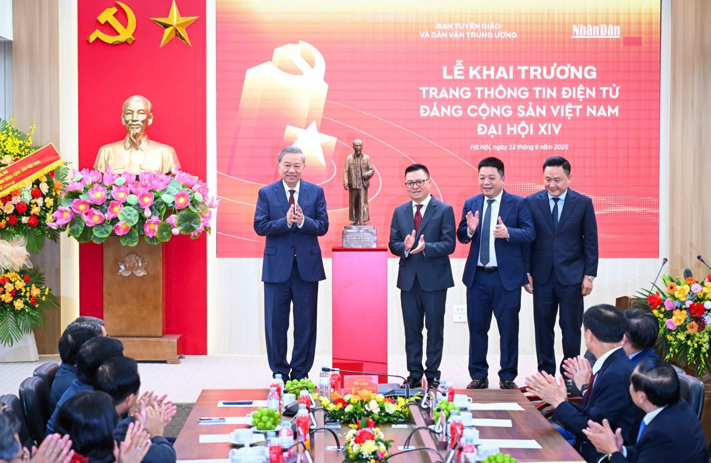 Le Secrétaire général To Lam offre un cadeau spécial aux travailleurs du journal Nhan Dan. 88a2dd78aaea21b478fb-1401x913.jpg
