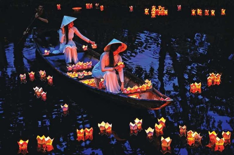 Gunaratne Madugoralage Thejapriya Bandu (Sri Lanka) – Lâcher de lanternes au crépuscule (Floating of lanterns at dusk). Gunaratne Madugoralage Thejapriya Bandu (Sri Lanka) – Lâcher de lanternes au crépuscule (Floating of lanterns at dusk).
