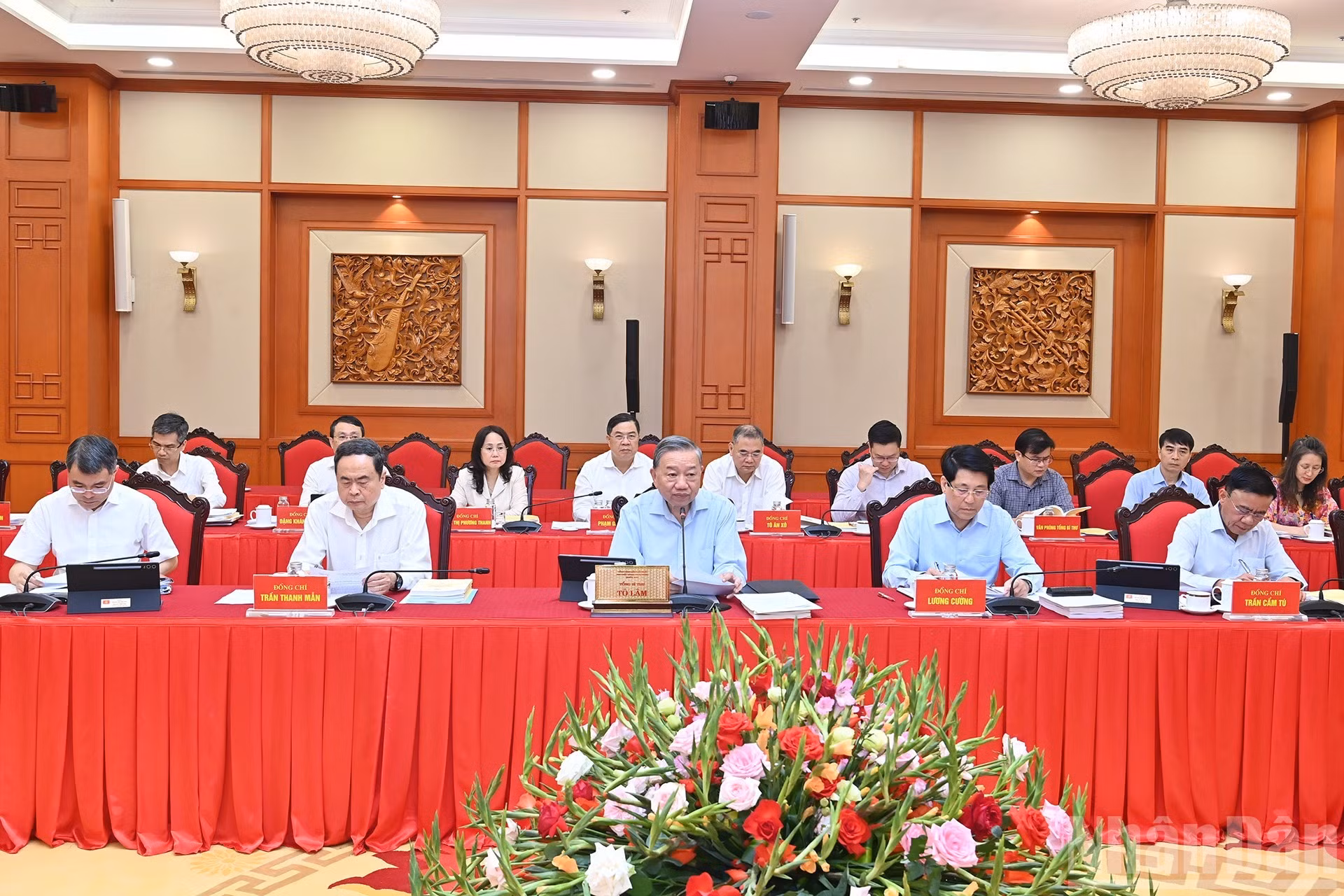 Le secrétaire général du PCV To Lam et les dirigeants du Parti et de l’État lors de la séance de travail avec le Comité permanent du Parti auprès du gouvernement.