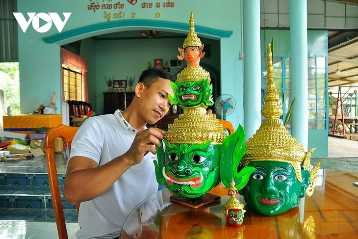 À Vinh Long, de nombreux jeunes khmers s’enthousiasment pour les masques traditionnels. Photo: Thạch Trà Vinh/VOV.