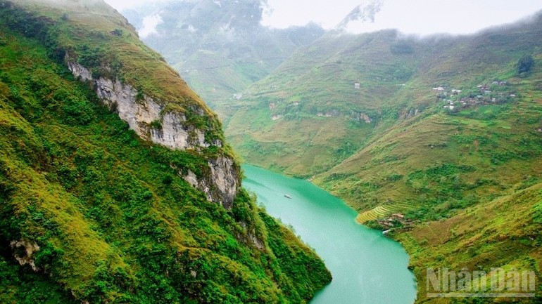 Les visiteurs peuvent découvrir Nho Que à tout moment de l’année, car chacune des quatre saisons apporte une beauté particulière à la rivière et à ses rives.