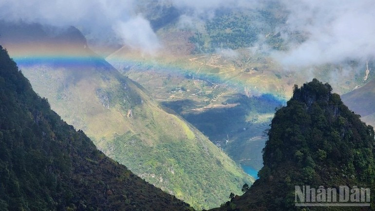 Lors des journées mêlant soleil et nuages, il est facile d’apercevoir un arc-en-ciel se dessiner au-dessus de la rivière.