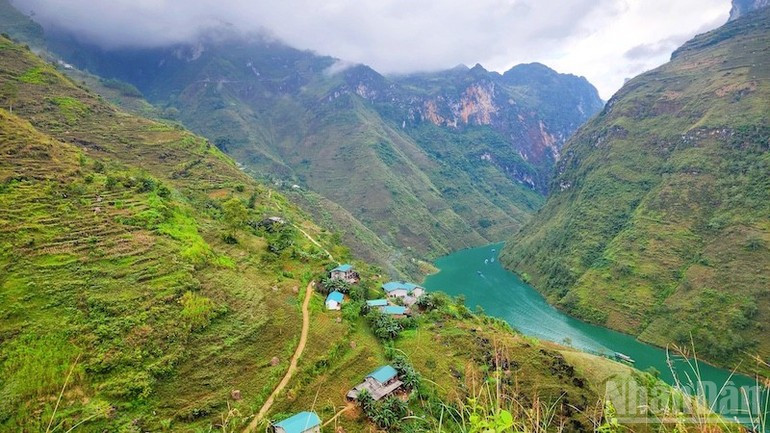 La rivière Nho Que possède des valeurs importantes en matière d’irrigation, de pêche et de tourisme.