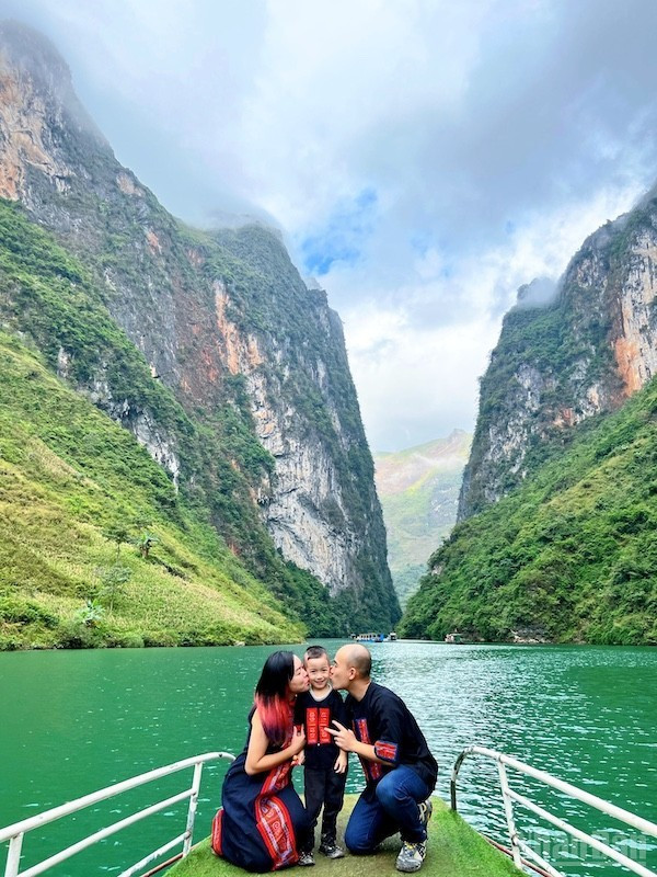 Les visiteurs capturent des souvenirs inoubliables devant le canyon Tu San.