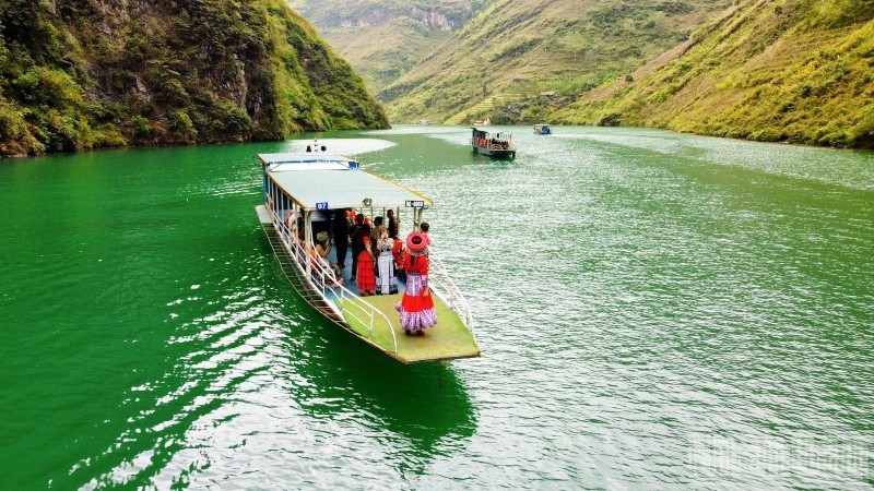 « Check-in » au-dessus des eaux turquoise de Nho Que