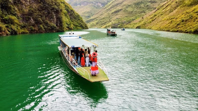« Check-in » au-dessus des eaux turquoise de Nho Que