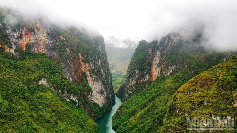 Le canyon Tu San vu d’en haut, imposant et grandiose.
