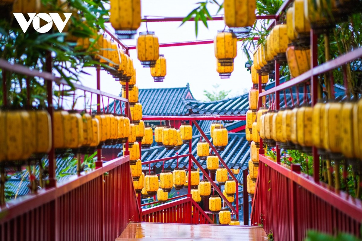 À la tombée de la nuit, les rangées de lanternes s’illuminent, symbolisant les bénédictions que le Bouddha accorde au monde.