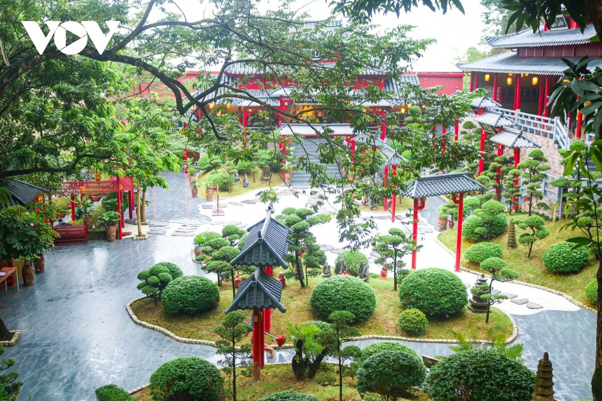 Grâce à son architecture harmonieuse, à son air pur, au parfum des plantes et au chant des oiseaux, le temple offre un espace paisible permettant aux visiteurs de se libérer du stress quotidien.