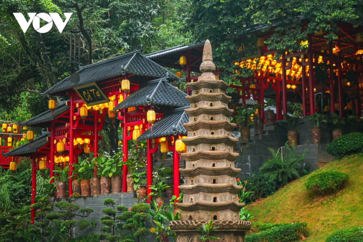 À l’intérieur, près de la paroi rocheuse gauche se trouve le sanctuaire dédié au Bodhisattva Dia Tang, et à droite celui de Quan The Am.