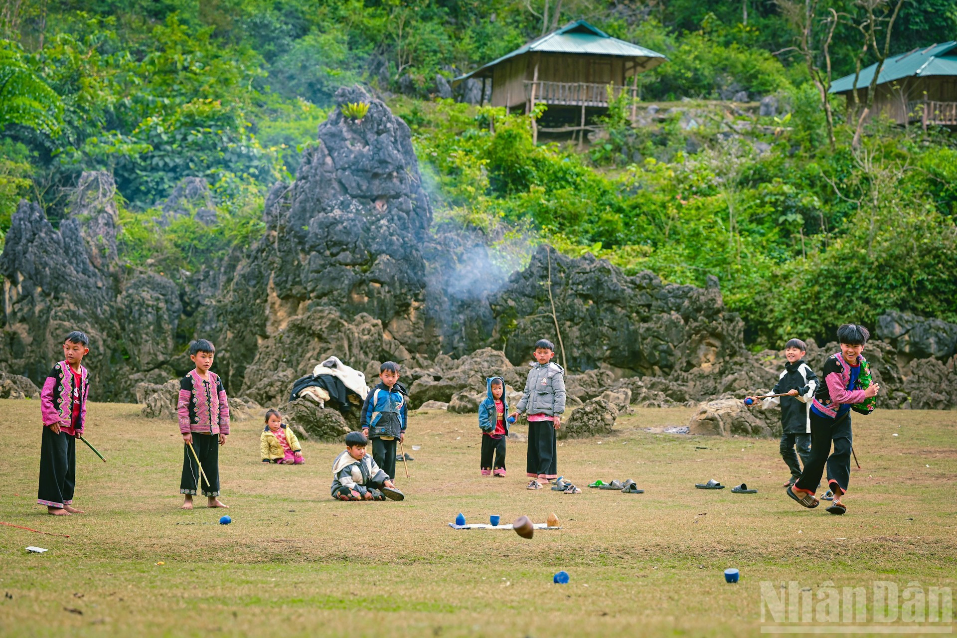 Le « village primitif » de Hang Tau est blotti au fond d’une vallée entourée de montagnes de tous côtés. Il suffit de franchir la porte du village pour avoir l’impression de pénétrer dans un espace silencieux et étrangement paisible, presque totalement coupé du rythme de la vie extérieure.