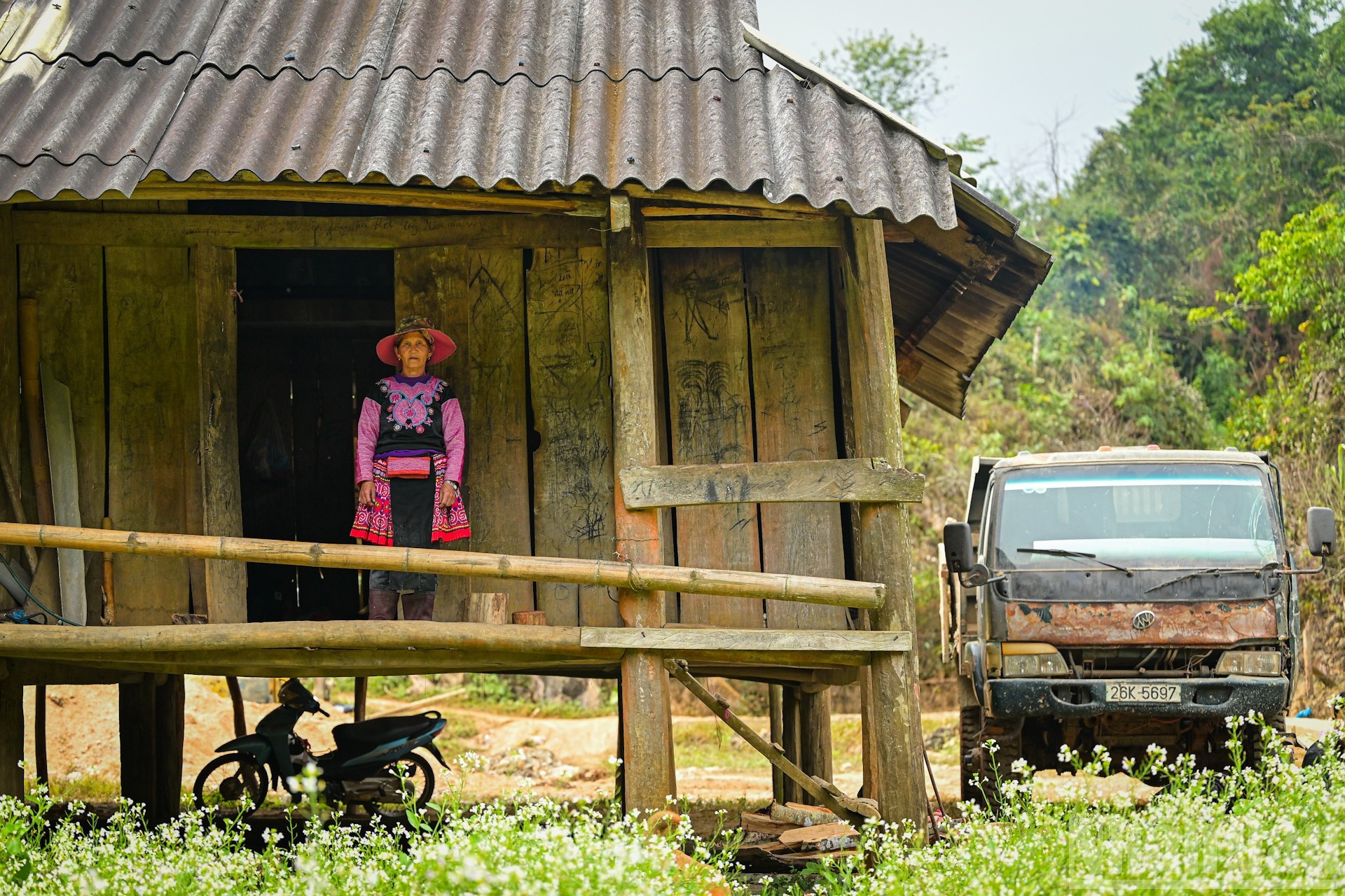 Mme Vang Thi De indique : « Autrefois, les habitants d’ici ne vivaient que de l’agriculture et leur vie était très difficile. Depuis le développement du tourisme, les foyers alentour proposent également des services, le travail est moins pénible et les revenus sont meilleurs qu’auparavant. »