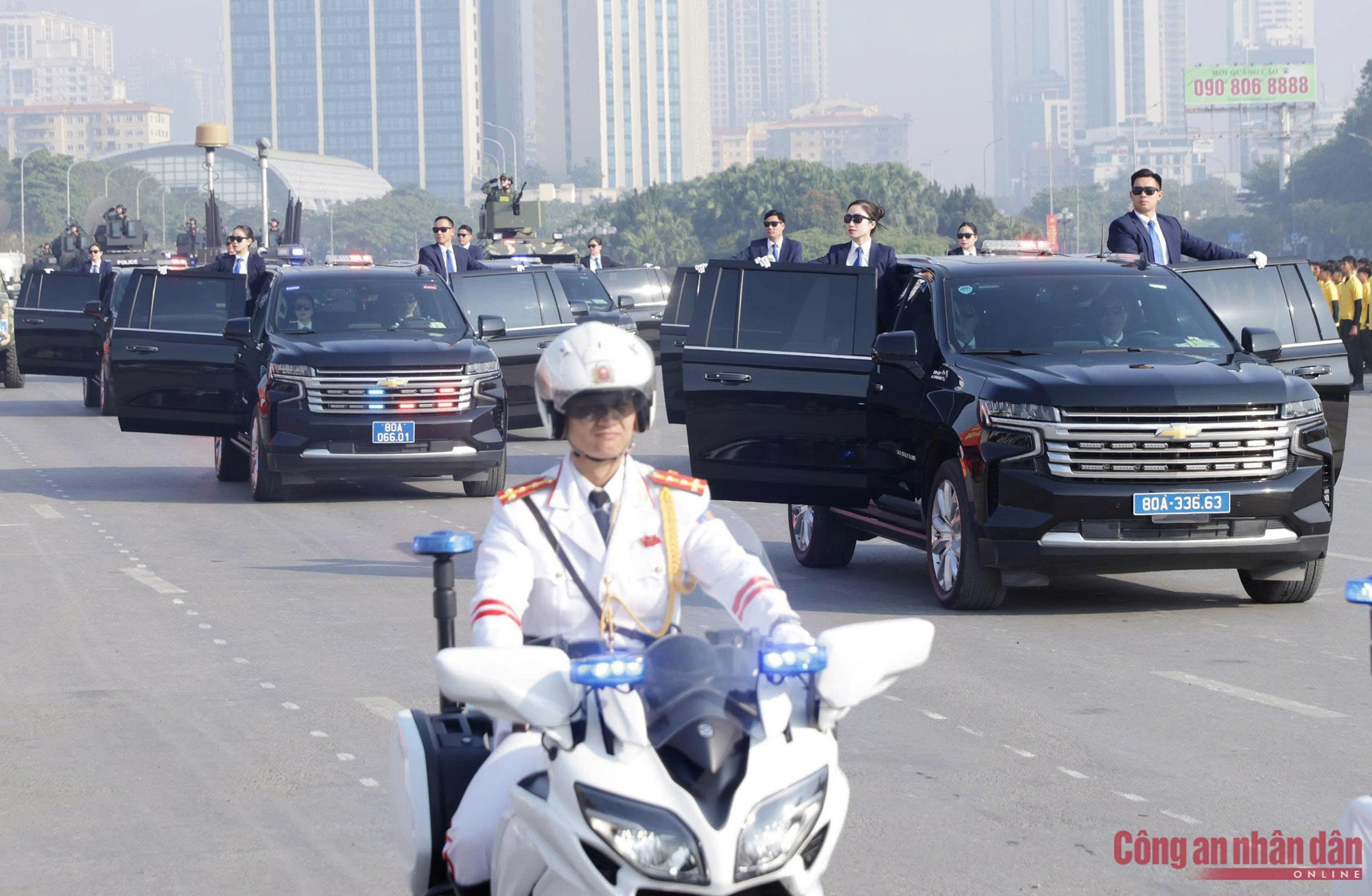 Viennent ensuite les blocs de véhicules chargés de la protection et de l’escorte des dirigeants du Parti, de l’État et des invités internationaux. Les véhicules spécialisés mis à la disposition de la Police de protection comprennent des motos d’escorte, des véhicules opérationnels, des véhicules multifonctions de gestion de situations et de nombreux autres moyens, servant à l’accueil et à l’acheminement des délégations de haut niveau, des invités internationaux et des chefs d’État en visite et en mission de travail au Vietnam.