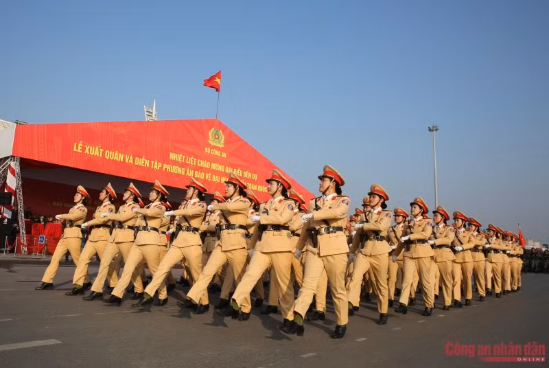 Le bloc des femmes de la Police de la circulation, véritables fleurs éclatantes de la Police de la capitale, participant à la revue des troupes. À chaque carrefour urbain, l’image des agentes régulant la circulation et guidant les citoyens est devenue familière et proche.