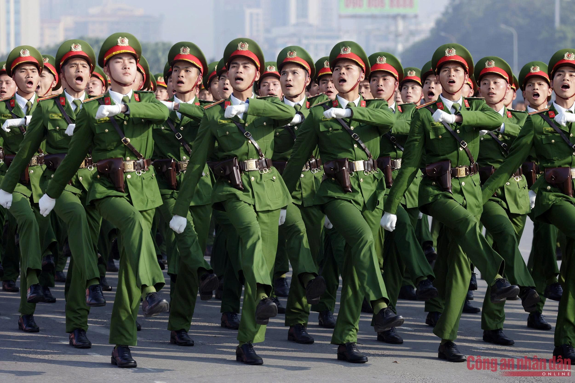Le bloc des officiers de la Police criminelle populaire participant à la revue des troupes lors de la répétition générale. En tant que force directement engagée dans la prévention et la lutte contre la criminalité ainsi que dans le maintien de l’ordre et de la sécurité sociale, la Police criminelle populaire garde toujours profondément gravée la devise « Se sacrifier pour la Patrie, servir le peuple ».