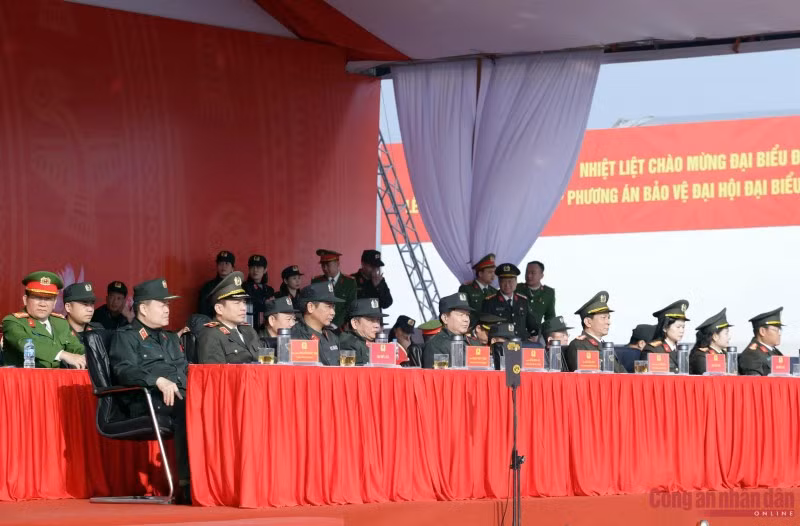 Ont assisté à la répétition générale le lieutenant-général Nguyen Ngoc Van, commandant de la Police mobile, ainsi que des représentants et dirigeants des organismes relevant du ministère de la Sécurité publique, du ministère de la Santé et de la ville de Hanoi, entre autres.