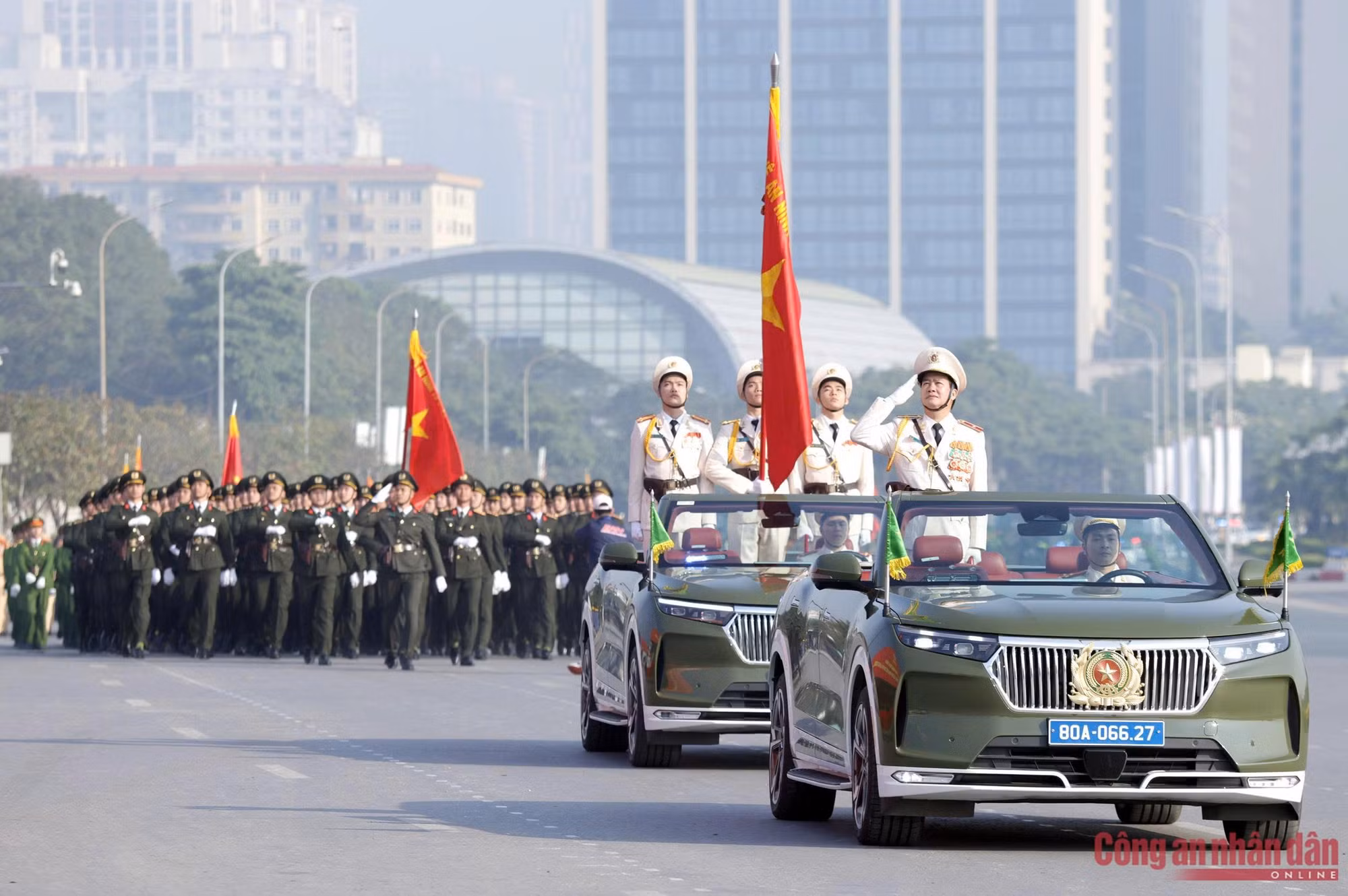 Par la suite, les forces chargées de la protection du XIVe Congrès du Parti ont procédé à la revue des troupes, au défilé des véhicules, des équipements techniques et aux autres contenus prévus par le plan établi. En tête de la formation, l’Unité du drapeau de la Police, a porté l’étendard traditionnel glorieux « Pour la sécurité de la Patrie » de la Police populaire héroïque.