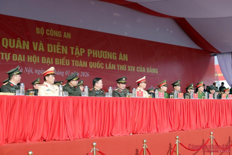 Lors de cette répétition générale, les forces ont procédé à une évaluation rigoureuse des activités d’instruction, d’entraînement et de préparation en vue de la participation à la protection du XIVe Congrès du Parti. En conséquence, ces derniers temps, les forces ont déployé de manière coordonnée et globale l’ensemble des dispositifs et mesures, tout en s’entraînant régulièrement afin d’être prêtes à garantir la sécurité absolue du XIVe Congrès du Parti.