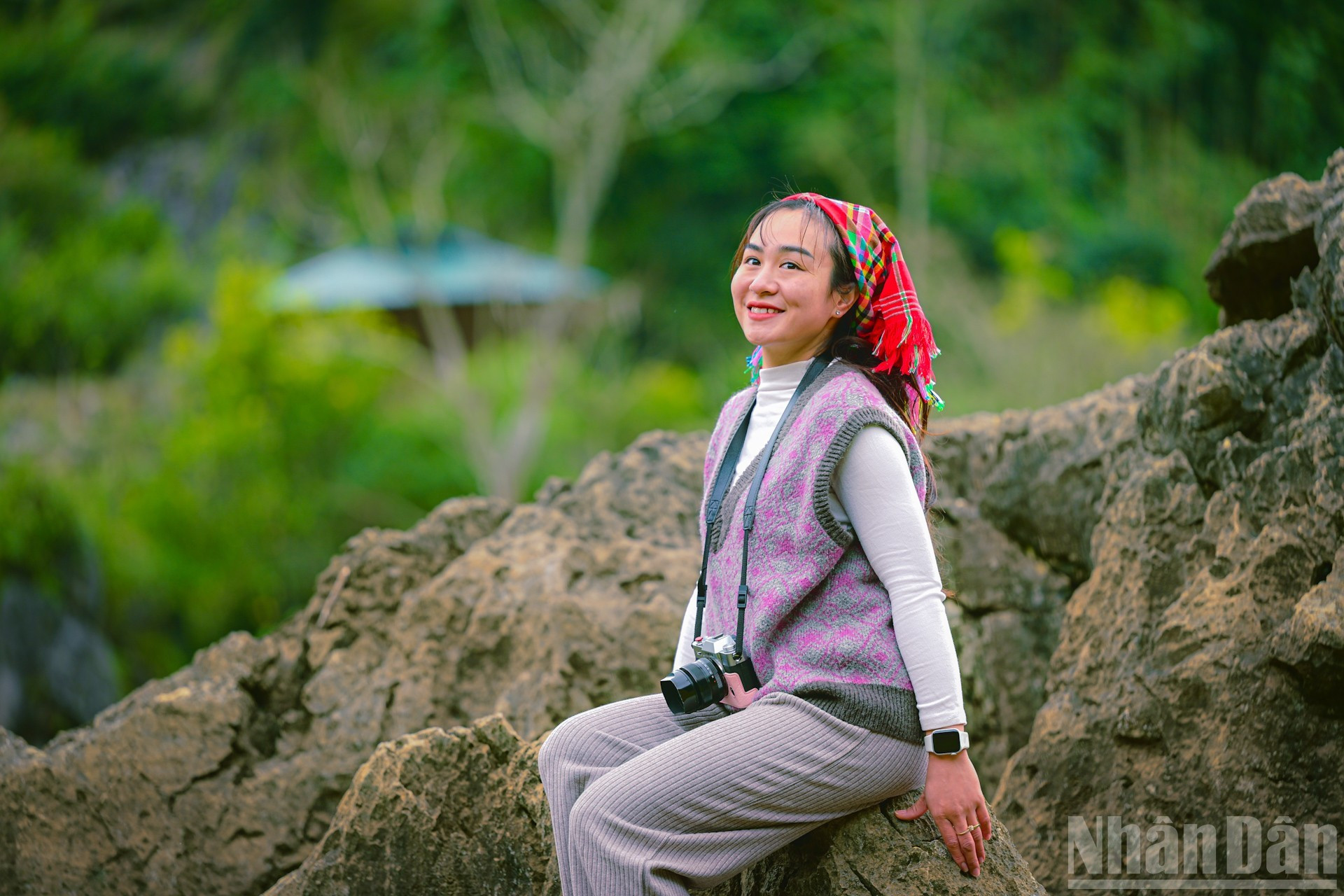 Outre la prise de photographies des paysages et des habitants, les visiteurs peuvent également faire l’expérience des activités quotidiennes des H’Mong, telles que la participation aux travaux agricoles, à l’élevage, à la cueillette de pousses de bambou, l’apprentissage de la broderie traditionnelle ; la participation à des jeux traditionnels H’Mong comme le tu lu ou le lancer de pao ; ou encore la dégustation de galettes de riz gluant grillées bien chaudes, accompagnées d’un verre d’alcool de maïs au goût intense…