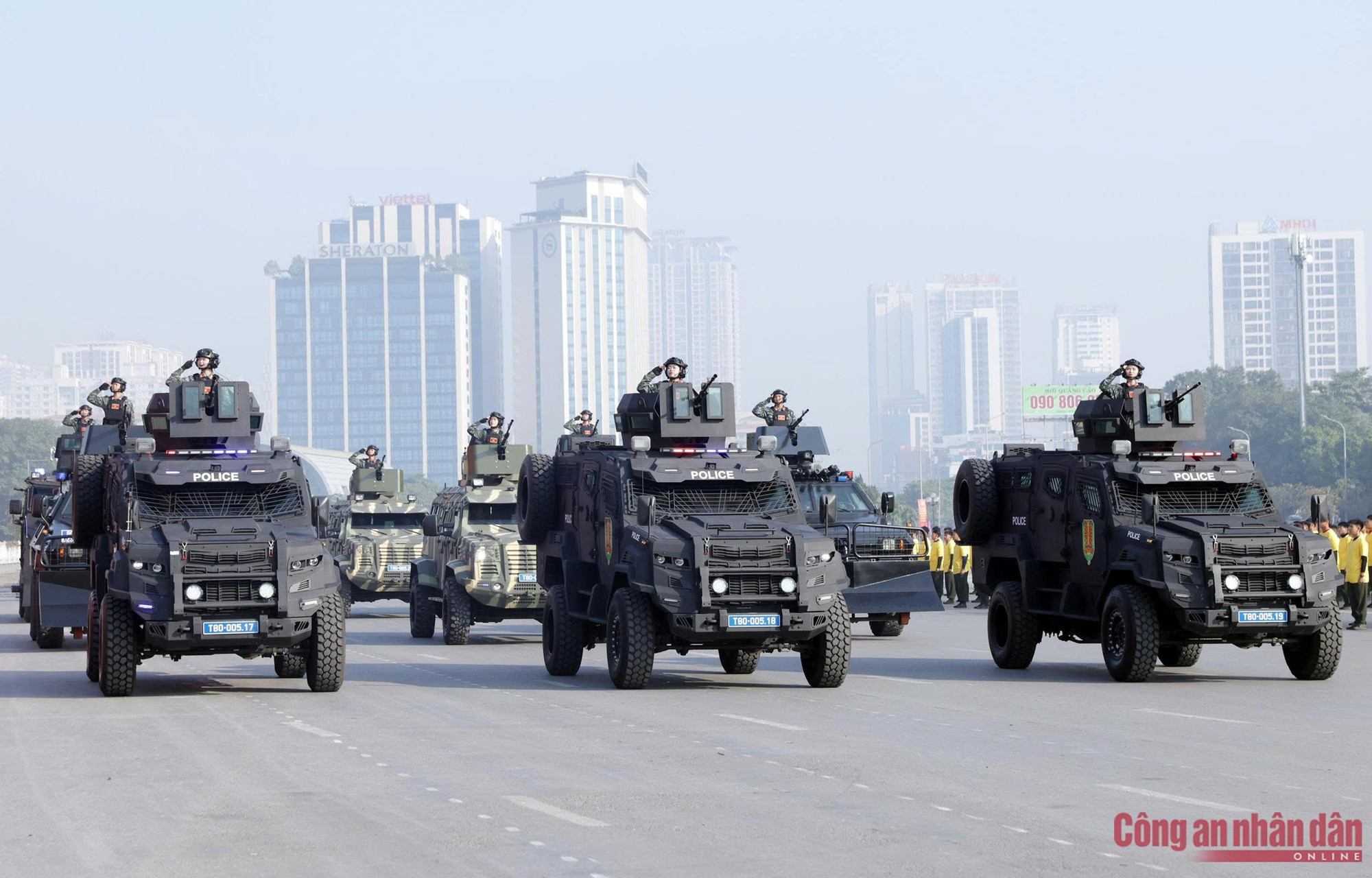 Ensuite dans la formation figurent les blocs de véhicules de combat antiterroriste des Forces spéciales de police, les blocs de véhicules blindés pare-balles spécialisés, les blocs de véhicules anti-émeute spécialisés, ainsi que les blocs de véhicules de commandement opérationnel…