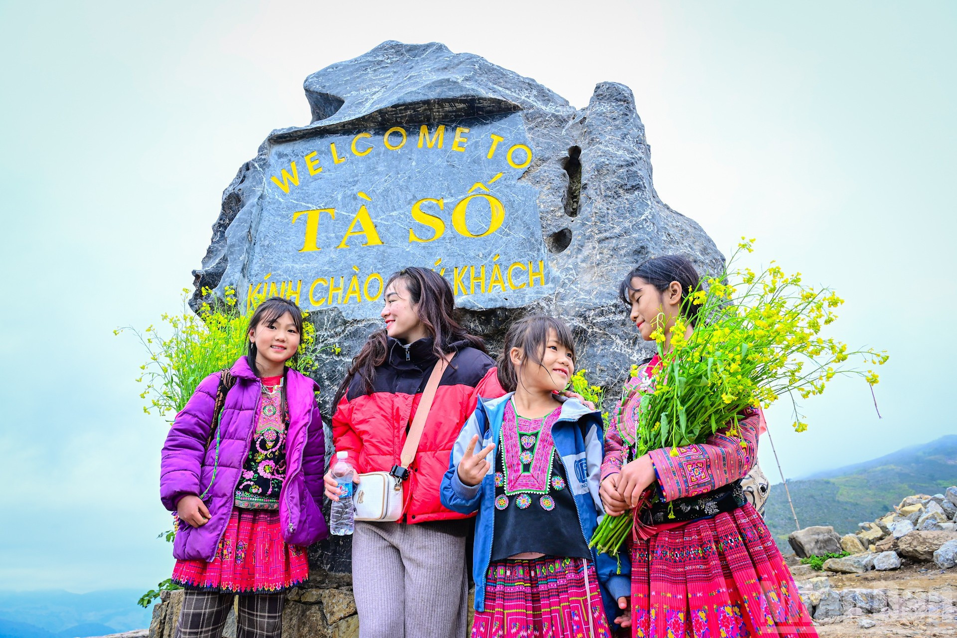 Le site impressionne par ses vastes étendues d’herbe d’un vert éclatant, ainsi que par les maisons en bois simples des habitants issus des minorités ethniques, regroupées en un espace distinct, dissimulé au cœur d’une forêt ancienne et dense.