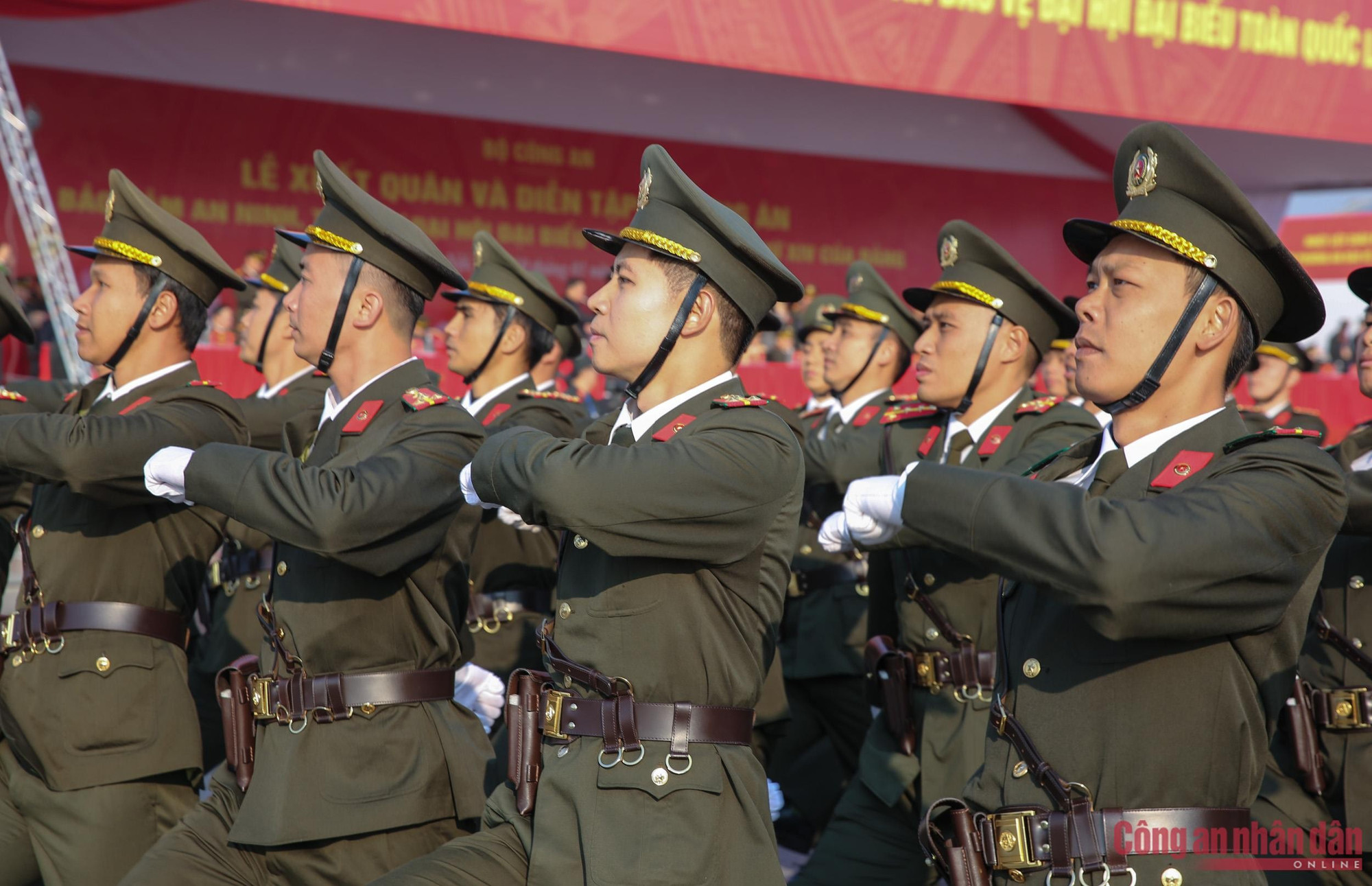 Venaient ensuite les blocs d’officiers masculins de la Sécurité nationale, force centrale dans la lutte pour la protection de la sécurité nationale. Dotés d’une fermeté politique solide, les cadres et soldats de la Sécurité nationale ont remporté de nombreux exploits particulièrement remarquables, mettant en échec tous les complots de renseignement, d’espionnage et de subversion des forces hostiles.