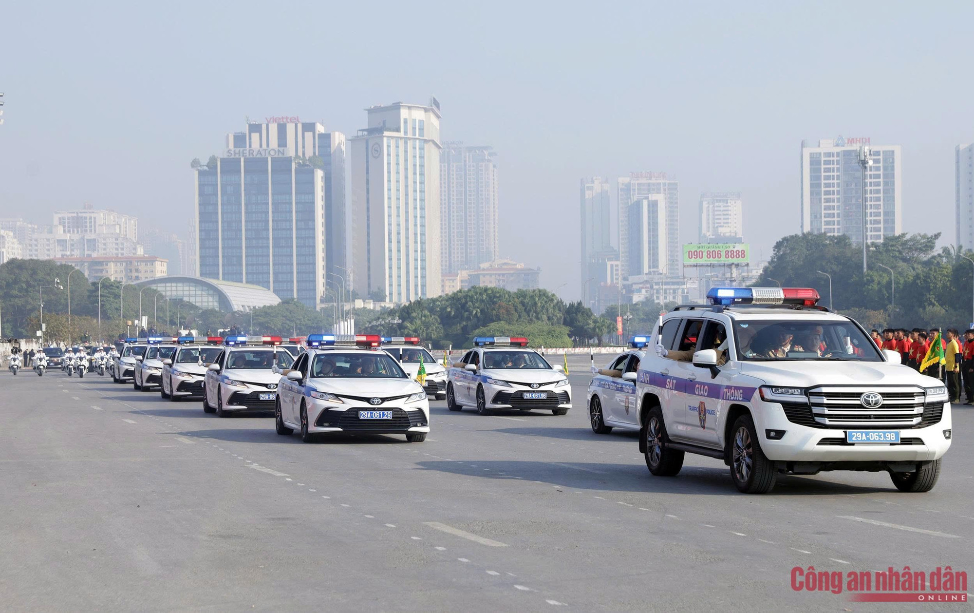 Dans la partie consacrée au défilé des moyens et à la démonstration des forces, le véhicule de commandement de la circulation ouvrant la colonne est en tête. Il a pour mission d’assurer les patrouilles mobiles, la sécurité et la sûreté de la circulation, ainsi que l’escorte et le guidage des délégations de dirigeants nationaux et des invités internationaux se rendant au Vietnam, au service des grands événements politiques et diplomatiques du pays