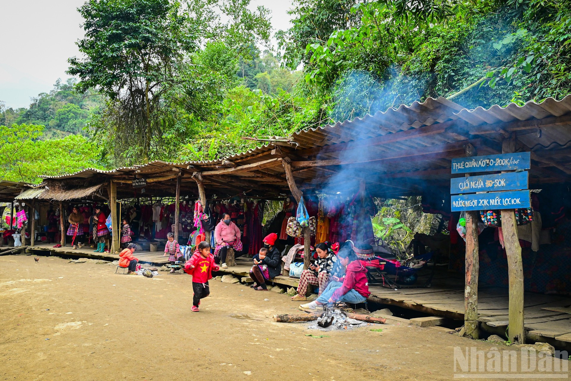 Bien que de très nombreux visiteurs s’y rendent durant les longues vacances, Hang Tau parvient à préserver un environnement propre, les déchets touristiques étant très rarement laissés dans la vallée.