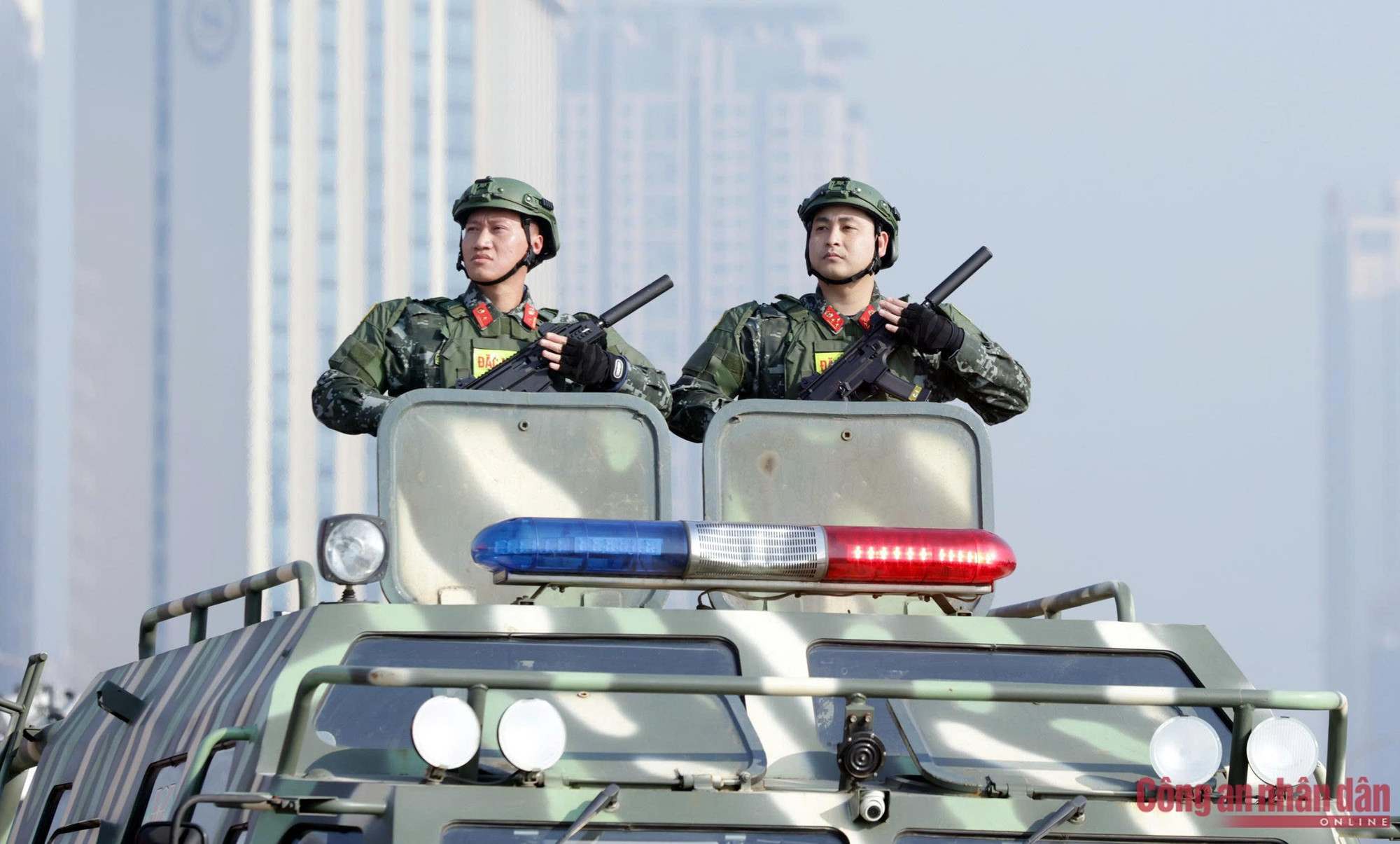 Participent également au défilé les blocs de véhicules spécialisés amphibies de la Police mobile. Ces moyens, construits en acier spécial, présentent une grande mobilité et peuvent opérer sur tous types de terrains. Ils sont utilisés pour des missions particulières dans les situations de prévention et de lutte contre les catastrophes naturelles, de recherche et de sauvetage, de secours, ainsi que de combat dans des zones et des terrains difficiles et complexes