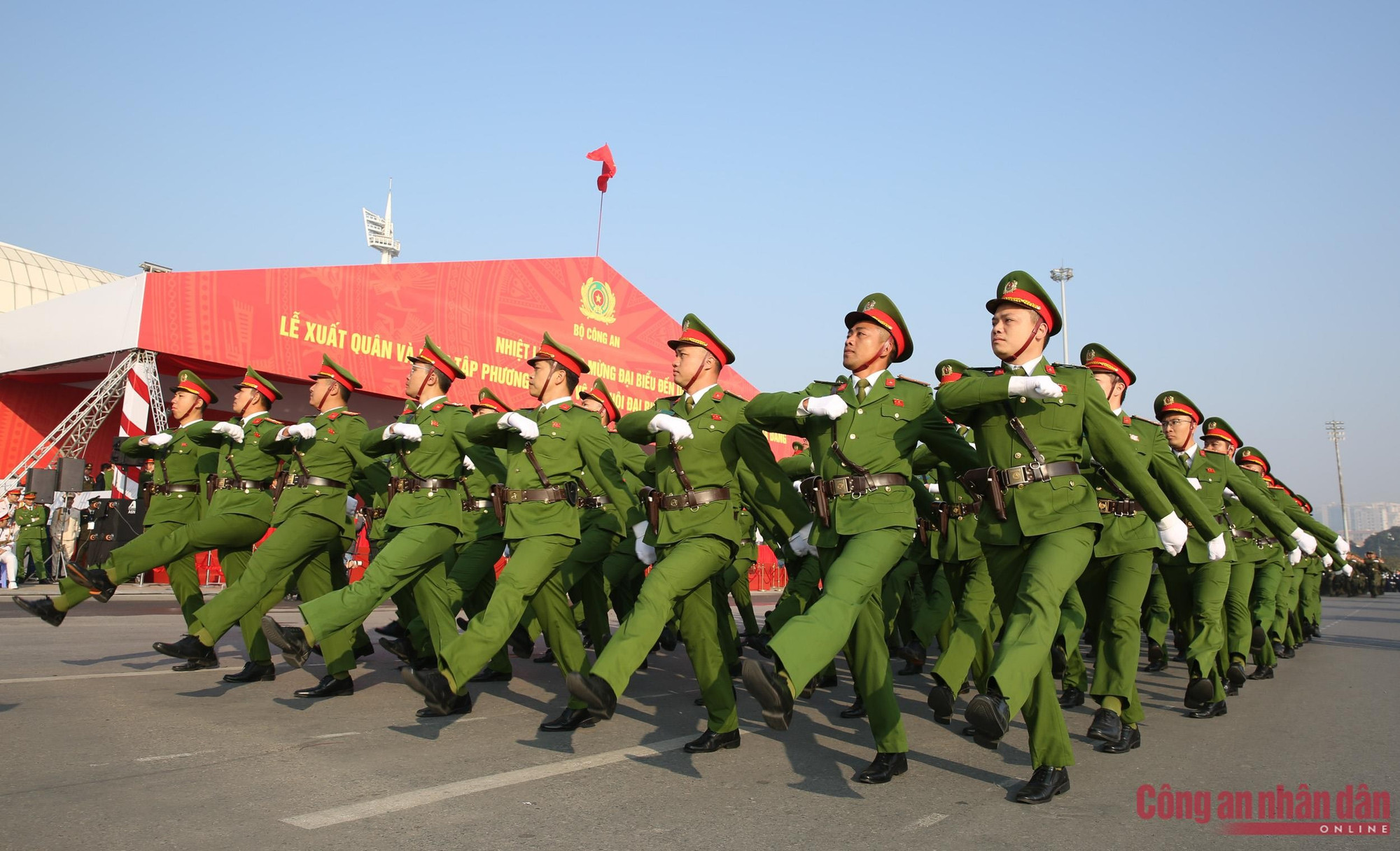 Mobilisant toutes leurs forces pour la mission de protection du XIVe Congrès du Parti, les cadres et soldats de la Police criminelle populaire sont déterminés à intensifier les patrouilles, les contrôles et la répression de la criminalité, afin d’assurer une sécurité absolue aux délégations et aux sites de l’événement.
