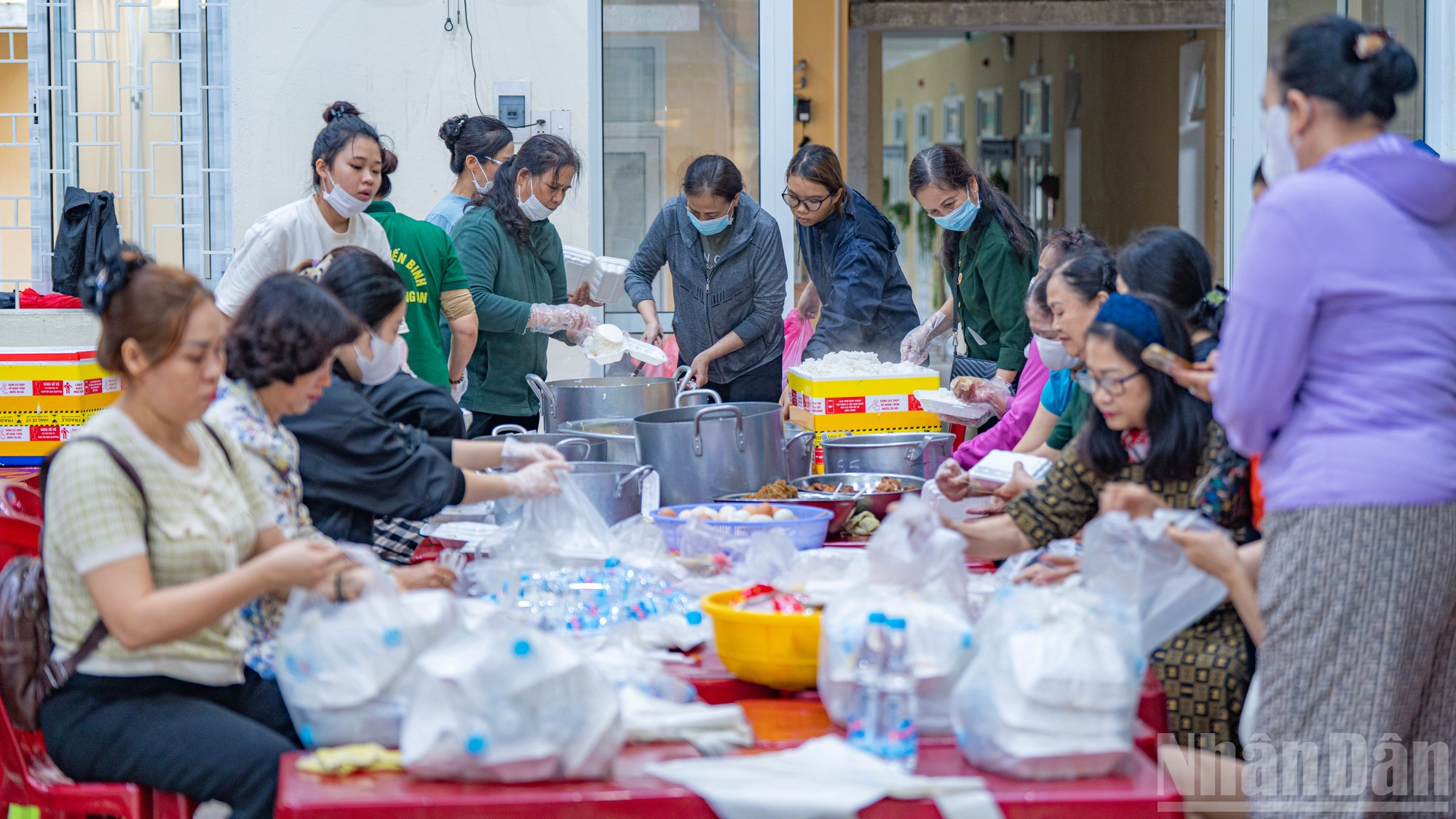 L’emballage des repas se déroule avec une grande rapidité. L’emballage des repas se déroule avec une grande rapidité.