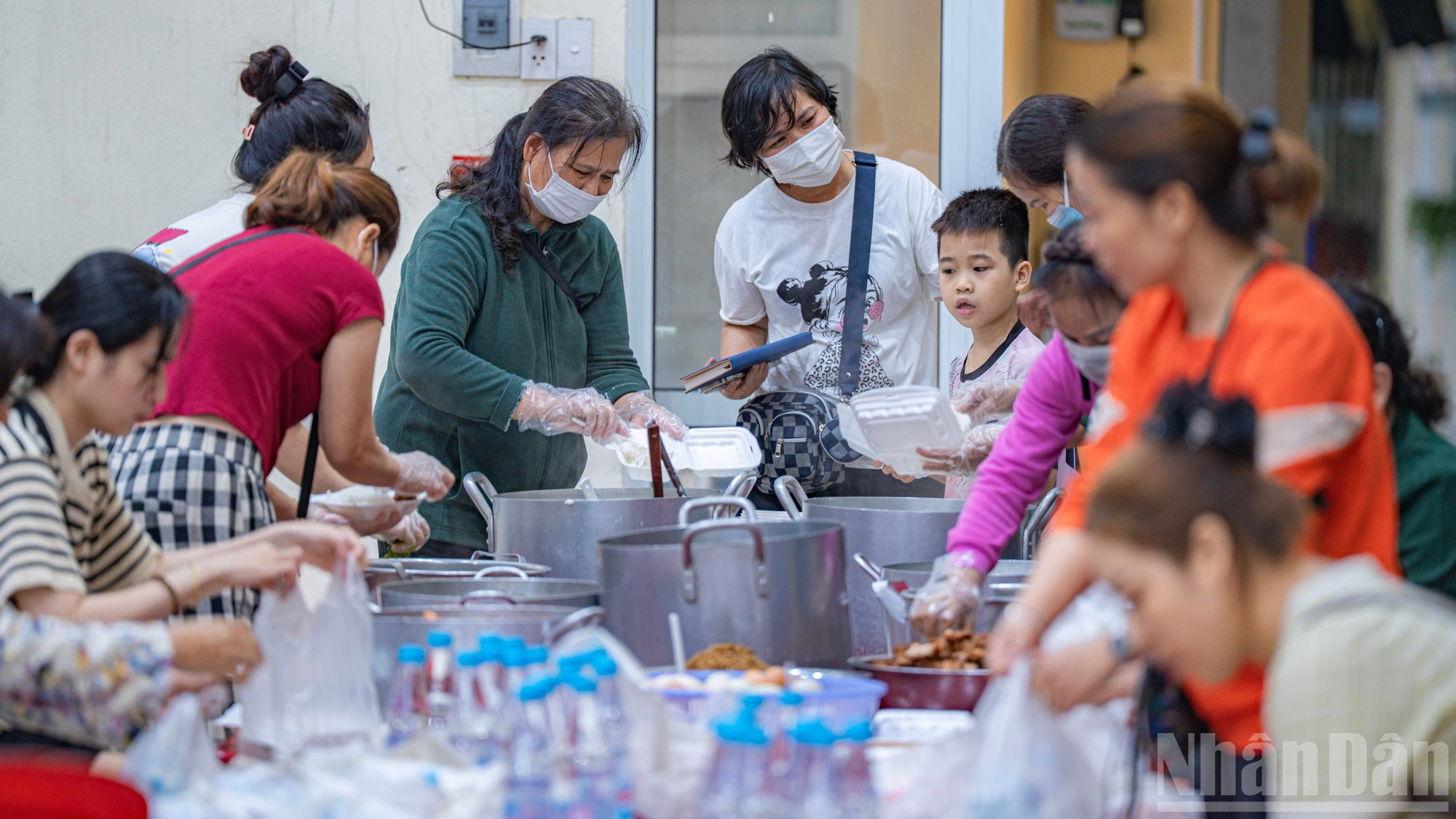 Les volontaires travaillent à la chaîne, chacun assurant une tâche précise. Les volontaires travaillent à la chaîne, chacun assurant une tâche précise.