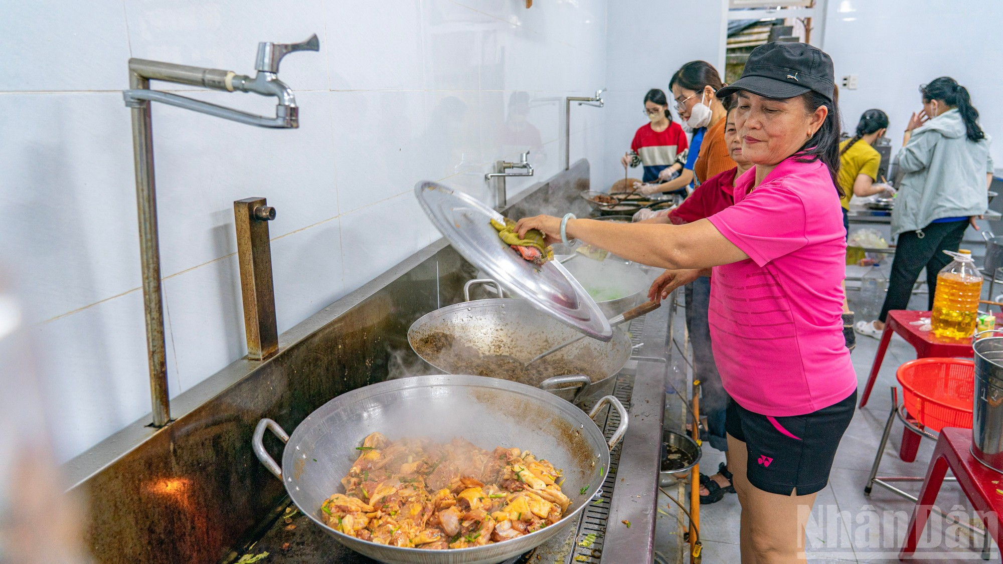 La cuisine utilise les installations de la cantine de l’école primaire Truong An, située dans la ville de Hue. La cuisine utilise les installations de la cantine de l’école primaire Truong An, située dans la ville de Hue.