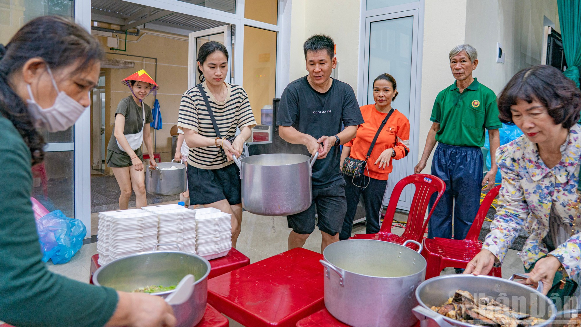 Une fois cuits, les plats sont rassemblés puis soigneusement emballés. Une fois cuits, les plats sont rassemblés puis soigneusement emballés.