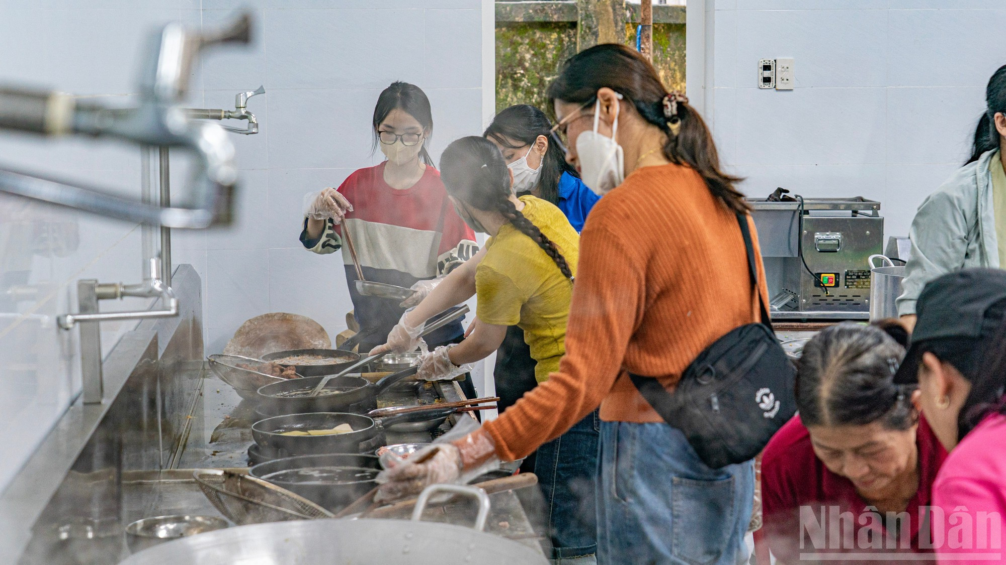 Aux heures de pointe, plus de 100 personnes — des enseignants de l’école et des habitants du quartier — participent activement à la préparation et à l’emballage des repas. Aux heures de pointe, plus de 100 personnes — des enseignants de l’école et des habitants du quartier — participent activement à la préparation et à l’emballage des repas.