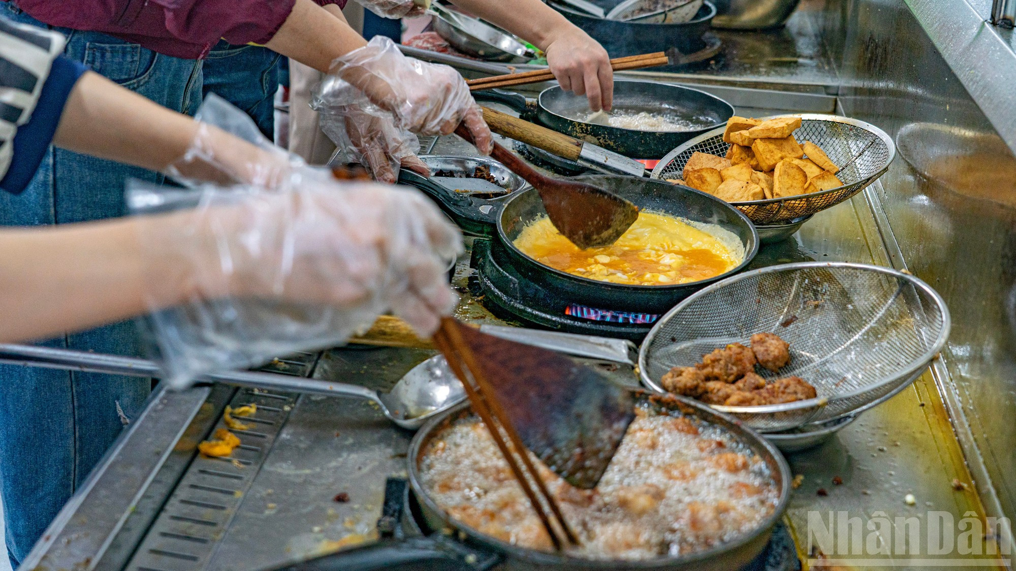 Les plats sont cuisinés en continu du matin au soir, et le feu dans la cuisine ne s’éteint pratiquement jamais. Les plats sont cuisinés en continu du matin au soir, et le feu dans la cuisine ne s’éteint pratiquement jamais.