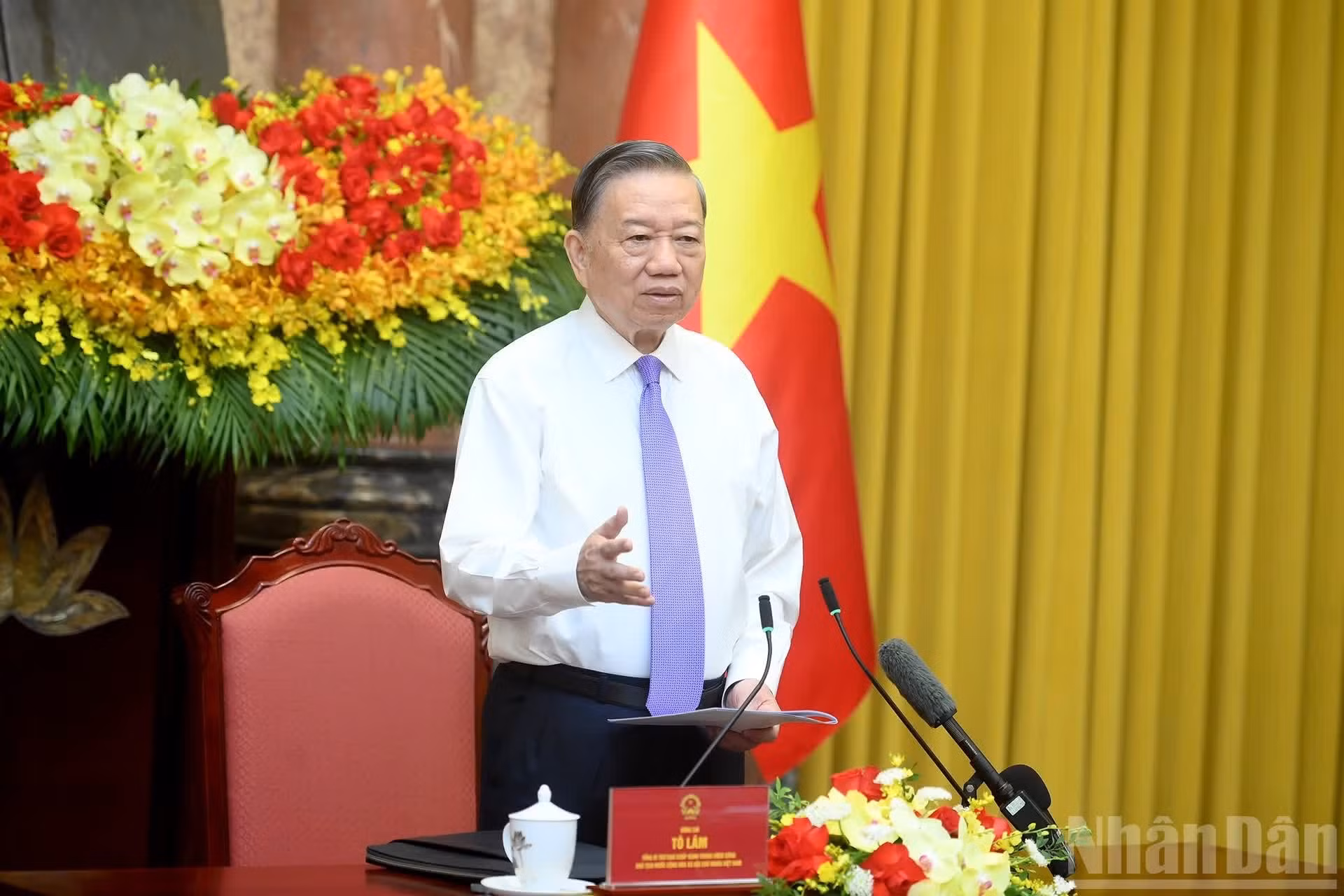 Le Secrétaire général du Parti et Président de la République To Lam prononce un discours lors de la rencontre cordiale avec 100 représentants de l’émission « Việc tử tế » de la Télévision du Vietnam.