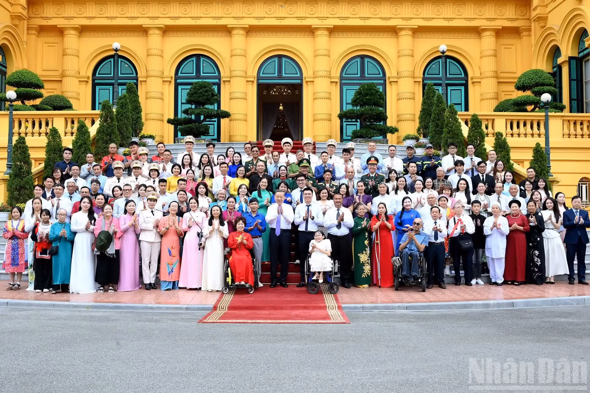 Le Secrétaire général du Parti et Président de la République To Lam avec les représentants participant à l’émission « Việc tử tế » de la Télévision du Vietnam.