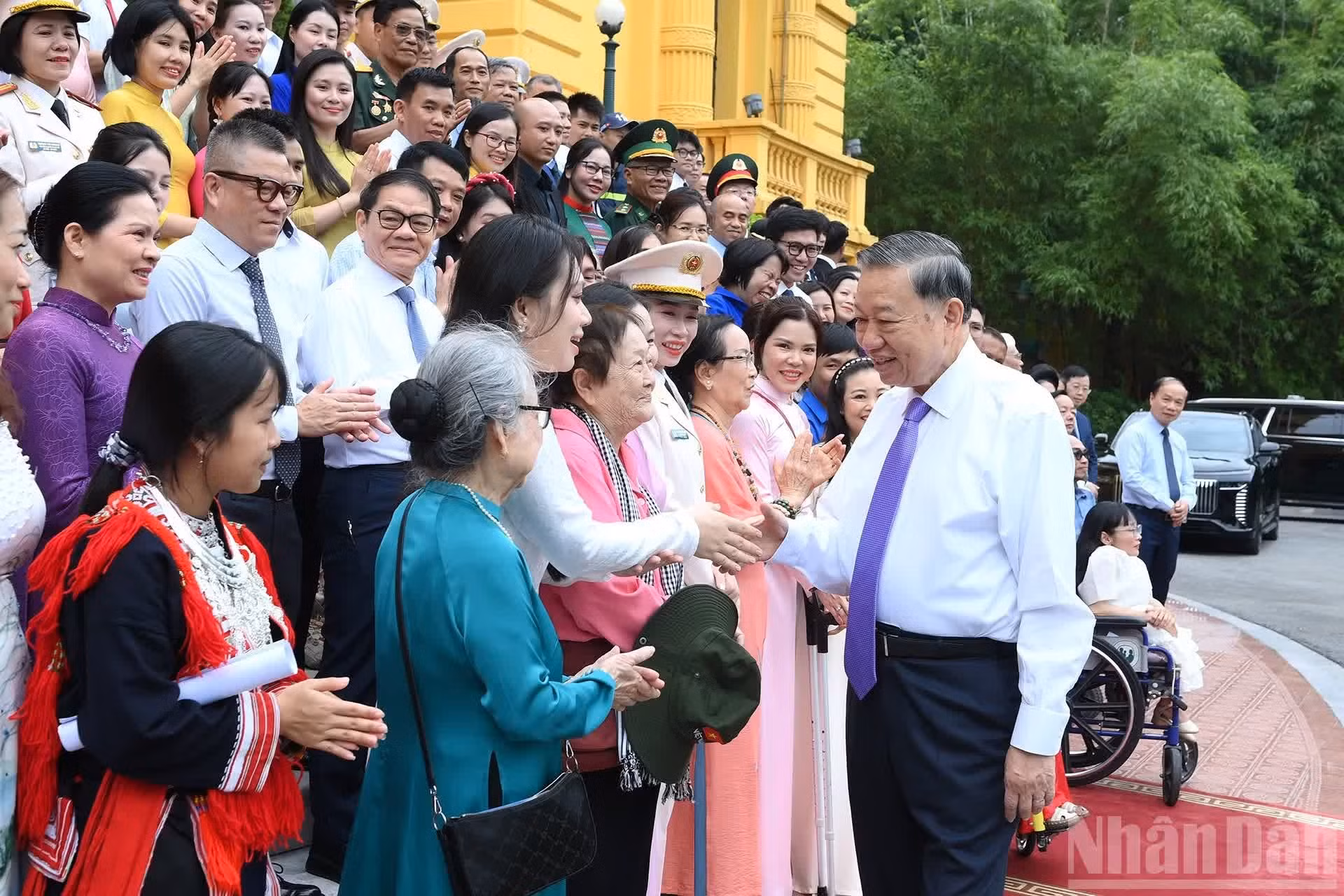 Le Secrétaire général du Parti et Président de la République To Lam avec les représentants participant à l’émission « Việc tử tế » de la Télévision du Vietnam.